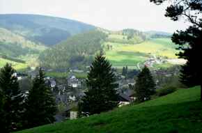 Blick vom Lüer über Schwalefeld zum Burgring-links  das Treismassiv  mit Itterbachtal